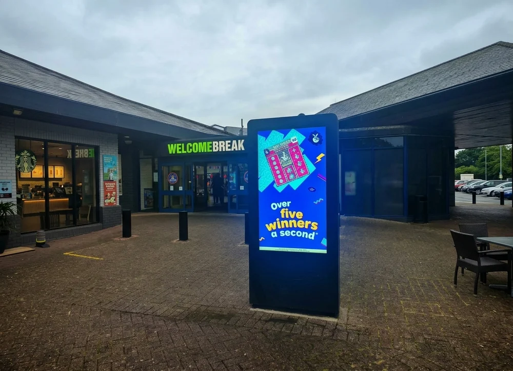 How Lumi Link LL-HBS Series 3000-Nit Outdoor LCD Displays Transform 
