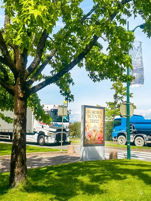 FranceHigh Brightness Outdoor Advertising Display - High Brightness LCD Installation